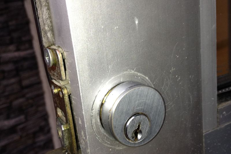 Mortise lock cylinder fitted to a door